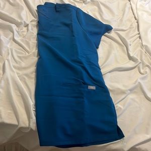 FIGS 3 pocket scrub top